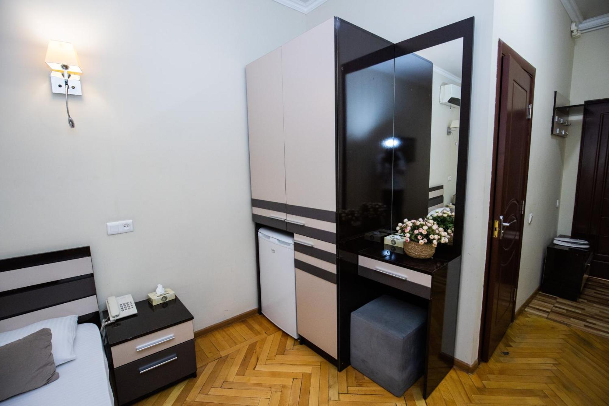 Yereone Hotel Apartment Ереван Экстерьер фото